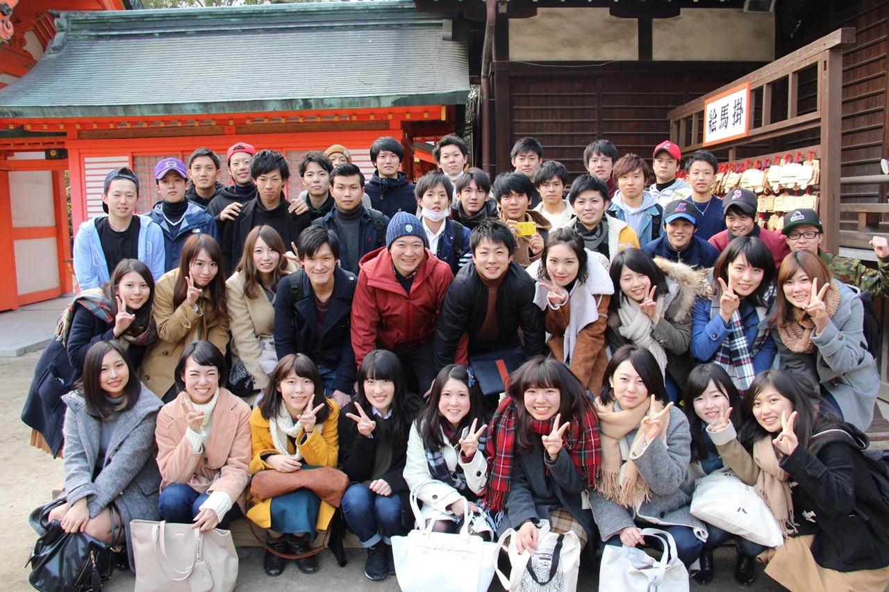 https://lmcom.jp/wp/wp-content/uploads/2016/01/7a77a1e04f8a5b31e8b098edd1de63b4.jpg 「LMCは自分を変えられる場所。」初めは自分に自信の持てなかった彼女ですが、仲間と競い合い徐々に変わっていく自分を実感し、その仲間と支え合うことで就活を乗り越えました。